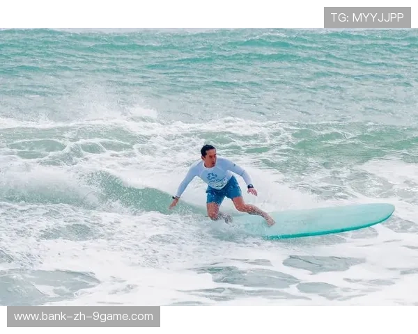 沙滩冲浪赛,海浪上的青春燃烧,海浪冲击沙滩